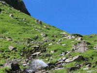 und weiter bergan, mit einer Wasserfontäne