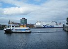 Ein Wassertaxi und die Fähre der Stena Lina, die jeden Tag nach Gotebörg fährt : geo:lat=54.31091551, geo:lon=10.13351440, geotagged
