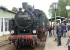 Viele Leute begutachten die Lok im Museumsbahnhof Schönberger Strand. : geo:lat=54.40998956, geo:lon=10.41152000, geotagged